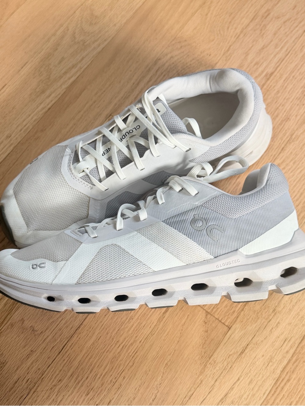 On Cloudrunner Women’s Size 9 White Gray Running Shoes Sneakers